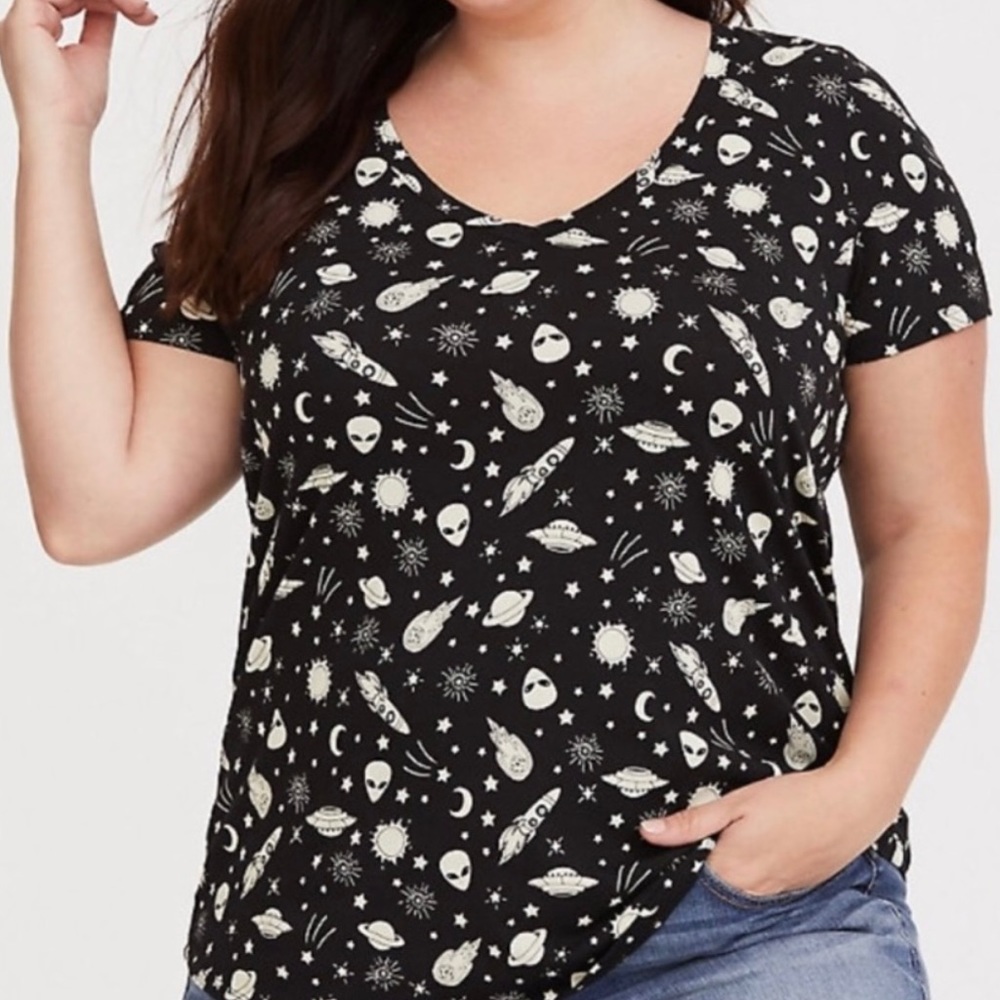 ISO 🛸👽 Torrid - Alien Space Boyfriend V Neck Shirt 👽🛸